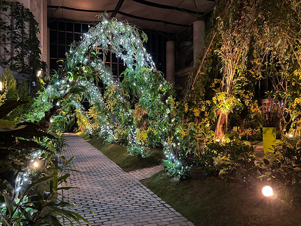 In winter, all exhibition rooms in the facility are illuminated. 