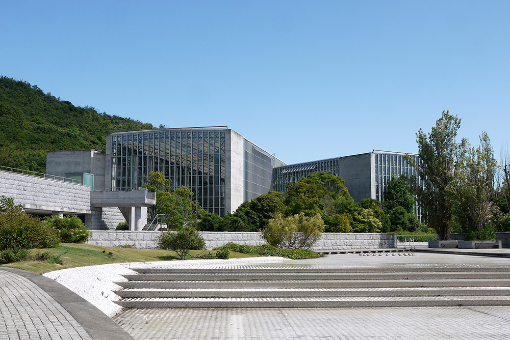 Exterior view of Hyogo Prefectural Awaji Yumebutai Park Greenhouse (Awaji Greenhouse)