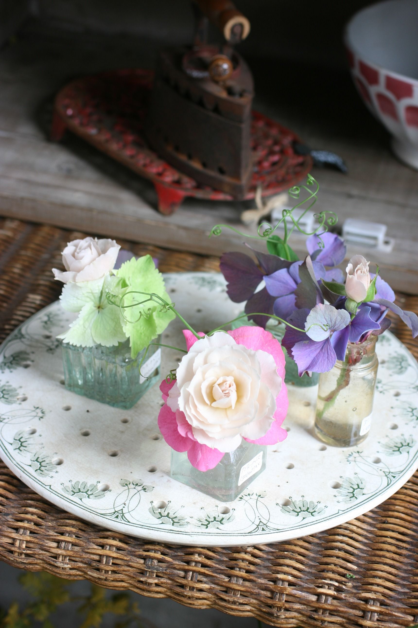 アジサイ 紫陽花 のおしゃれな生け方 飾り方 フラワーアレンジで長もちさせるコツ Gardenstory ガーデンストーリー