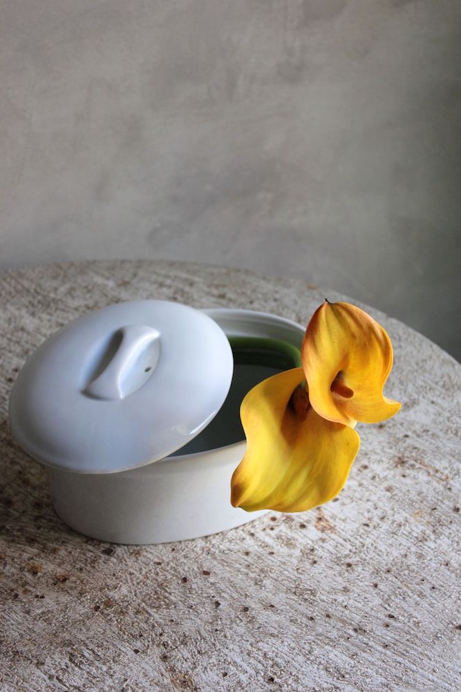 カラーのおしゃれな生け方 飾り方 フラワーアレンジで長もちさせるコツ Gardenstory ガーデンストーリー カラーのおしゃれな生け方 飾り方 フラワーアレンジで長もちさせるコツ Gardenstory ガーデンストーリー