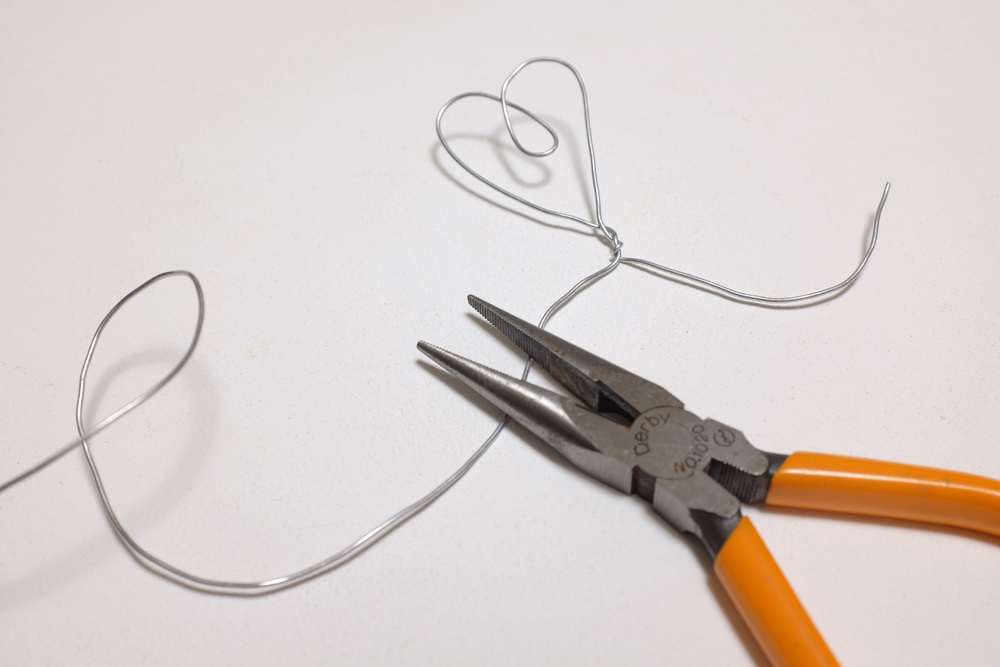 針金 ニッパーとペンチがあれば、好きな形を作ることができる針金はクラフトの定番素材。プランツタグやハンギングなどに。
