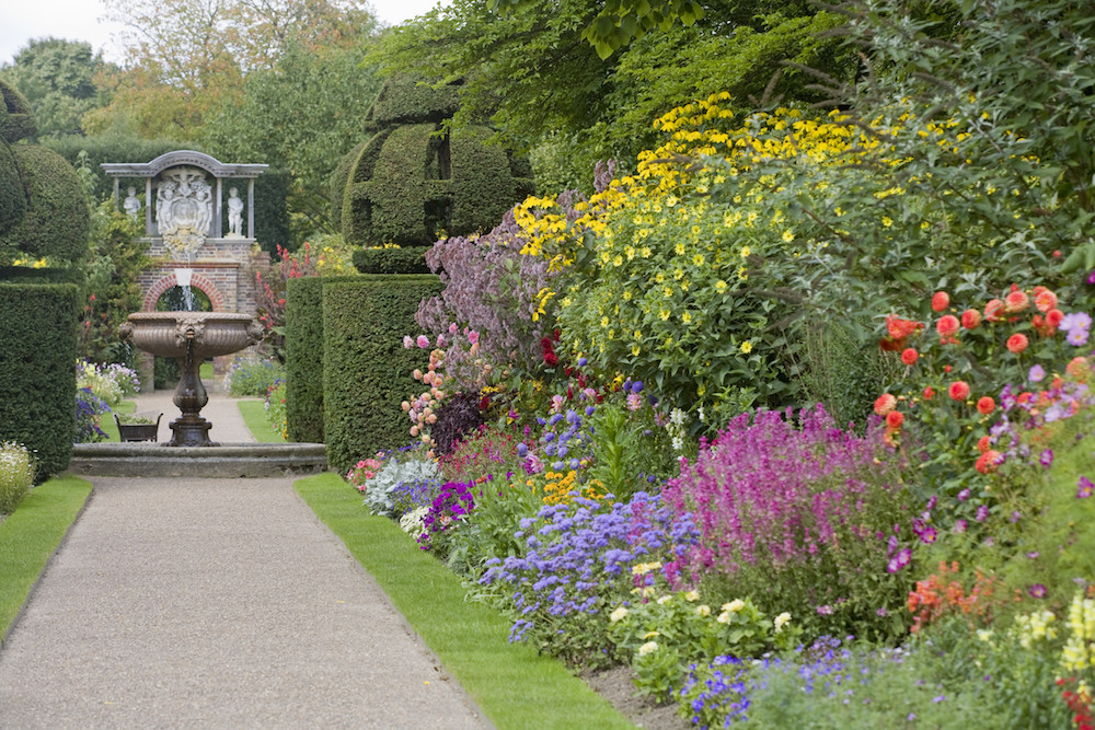 英国の名園巡り　メッセル家の愛した四季の庭「ナイマンズ」