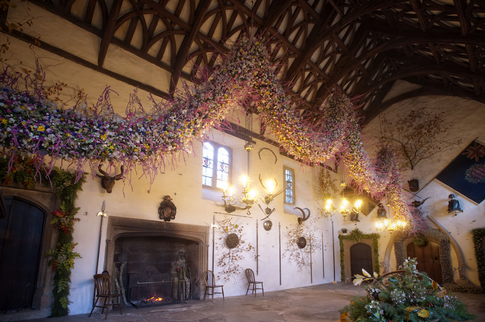 イギリス、中世の館「コーティール」のクリスマス・ガーランド（花綱飾り）