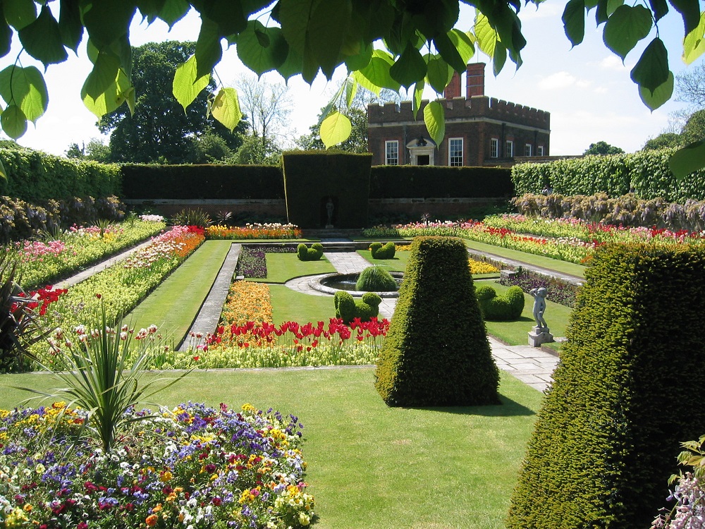 イギリス「ハンプトン・コート宮殿」の庭【世界のガーデンを探る旅11】