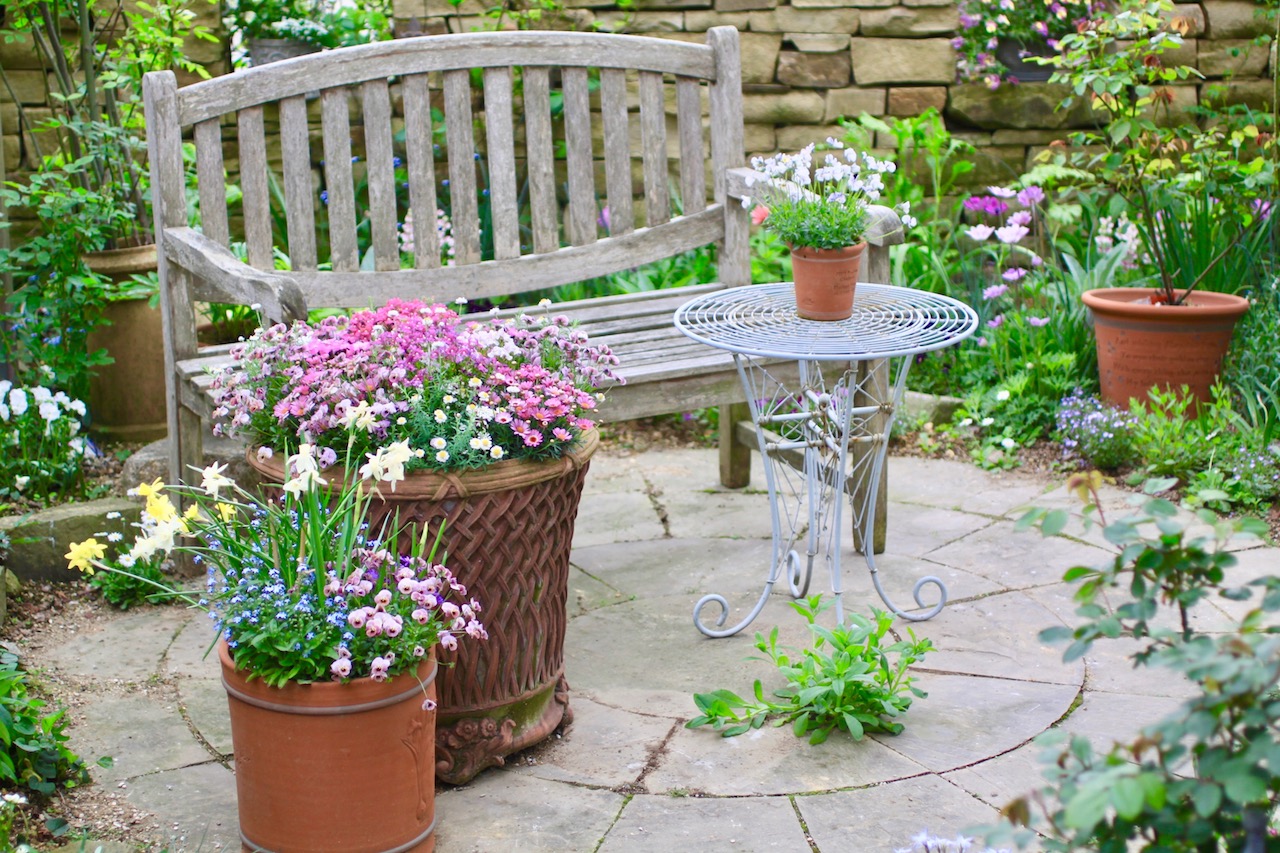 ベランダガーデニングの初心者におすすめ「寄せ植え花壇の始め方」 | GardenStory (ガーデンストーリー)