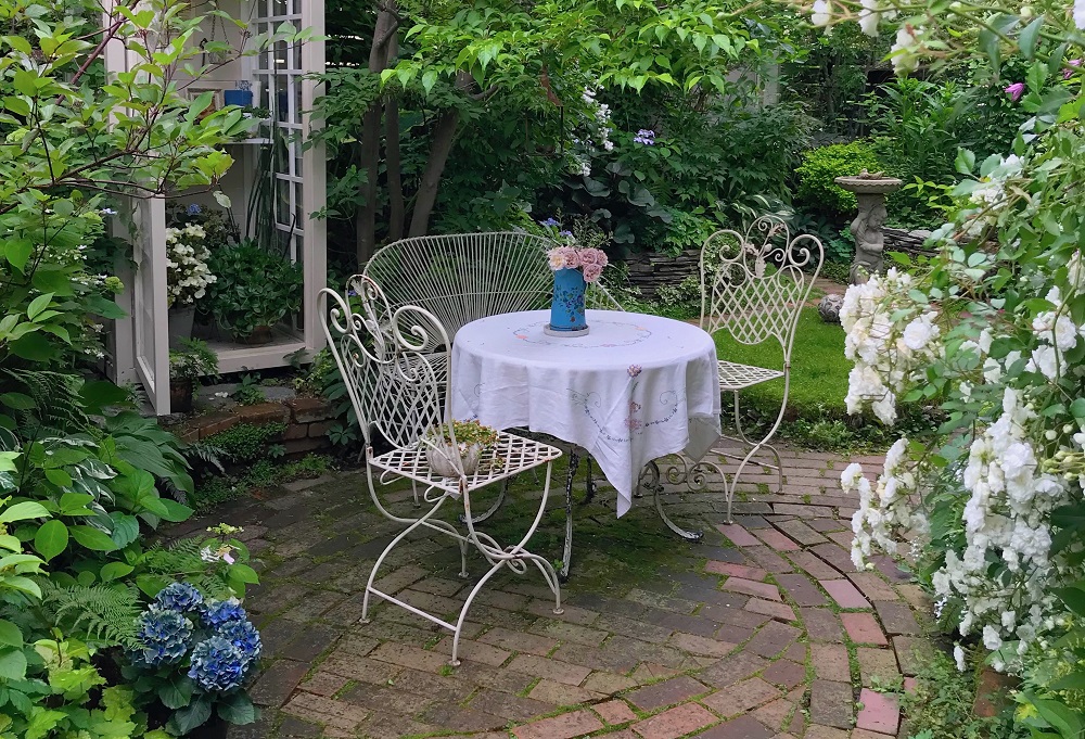 「私の庭・私の暮らし」植物＆アンティーク雑貨選びのセンスが素晴らしい！　北海道・平岡邸