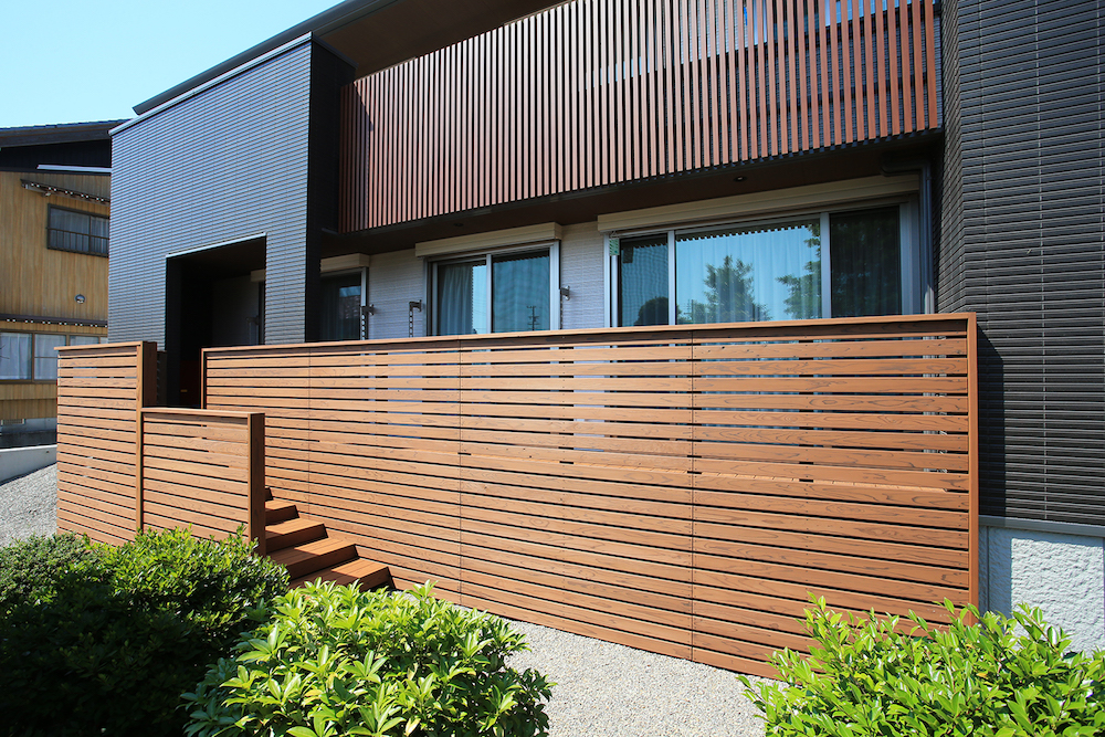 デザイン性を重視するなら、樹脂系素材や木材のフェンスが最適です。