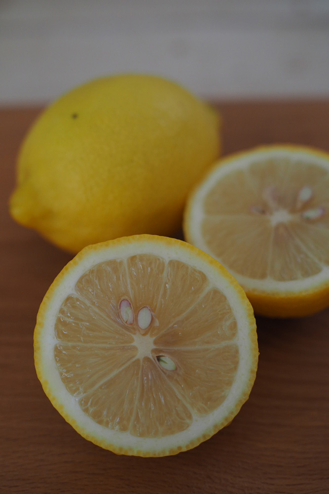レモンの果皮を圧搾して採取される精油