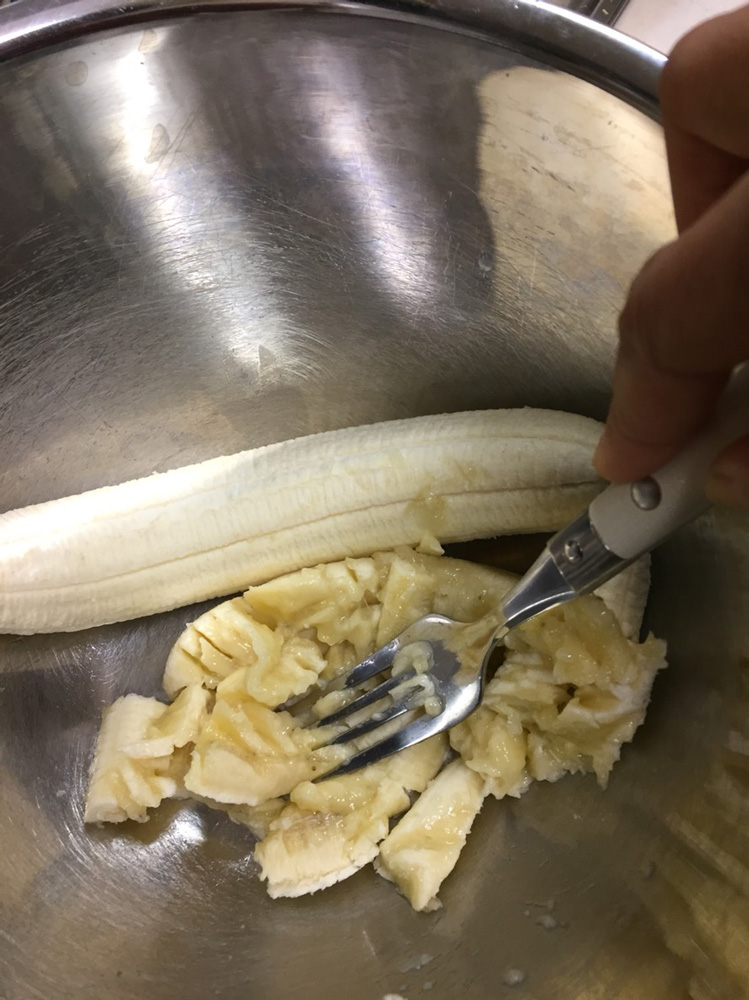 ボウルにバナナを入れ、フォークなどで潰す