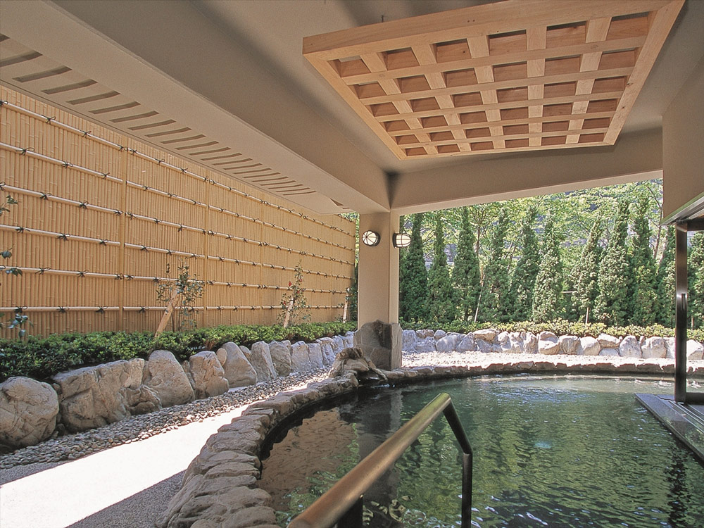 露天風呂の目隠し的役割を果たす高さのある竹垣
