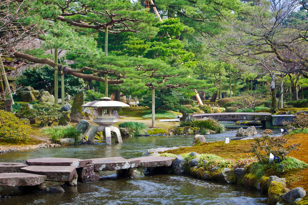 ●池泉回遊式庭園（ちせんかいゆうしきていえん）