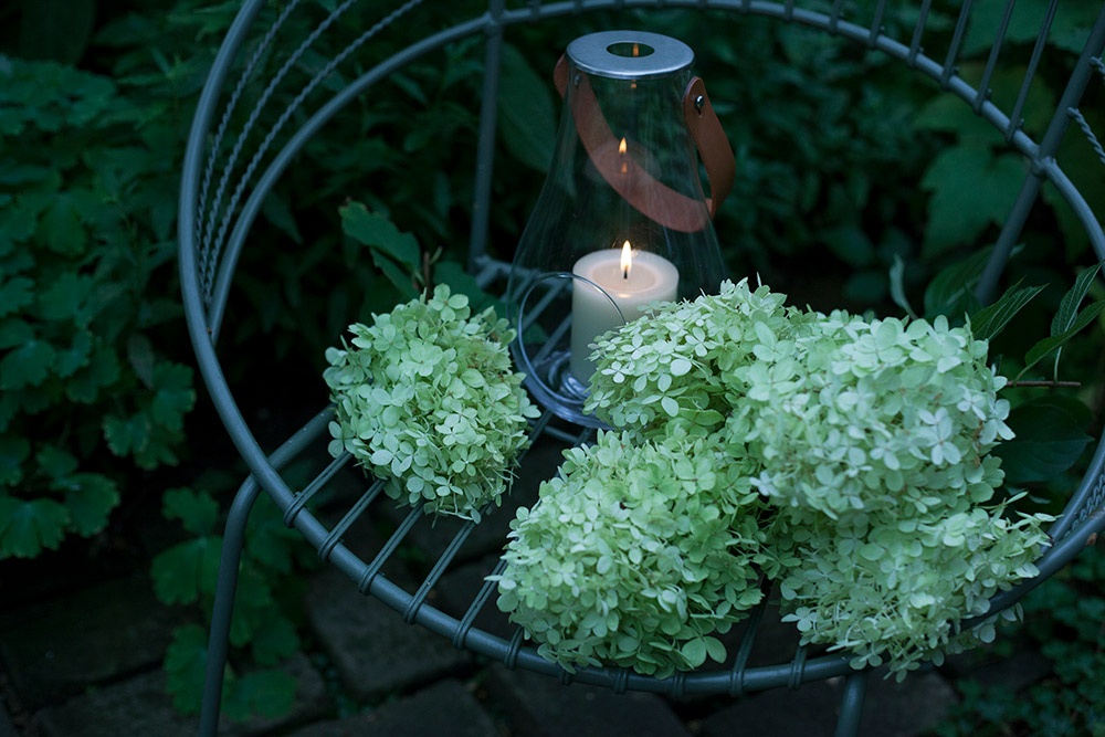 小さな庭と花暮らし「ランタンを灯す夕暮れの庭時間」