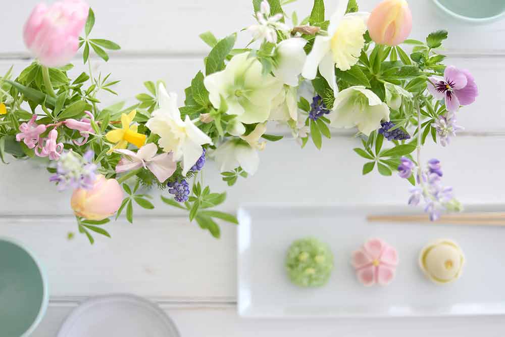 和菓子と“ Vase d’Avril （４月の花器）”のアレンジで春色テーブル