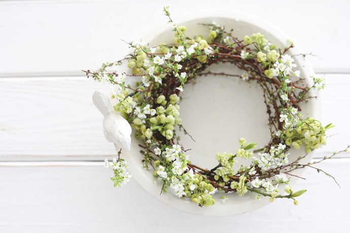 ユキヤナギのテーブルリース