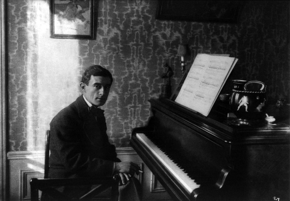 ピアノの前のモーリス・ラヴェル