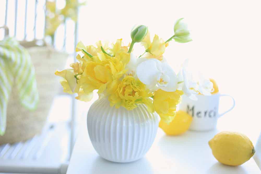 アレンジ上手は器選びにコツあり！ ぽったり型の花器にレモンイエローの春の花活け