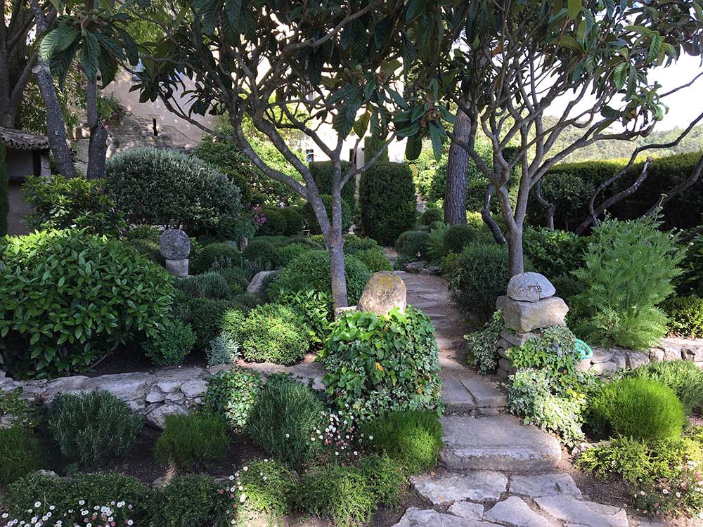 珠玉のプロヴァンススタイル・ガーデン「ラ・ルーヴ庭園」