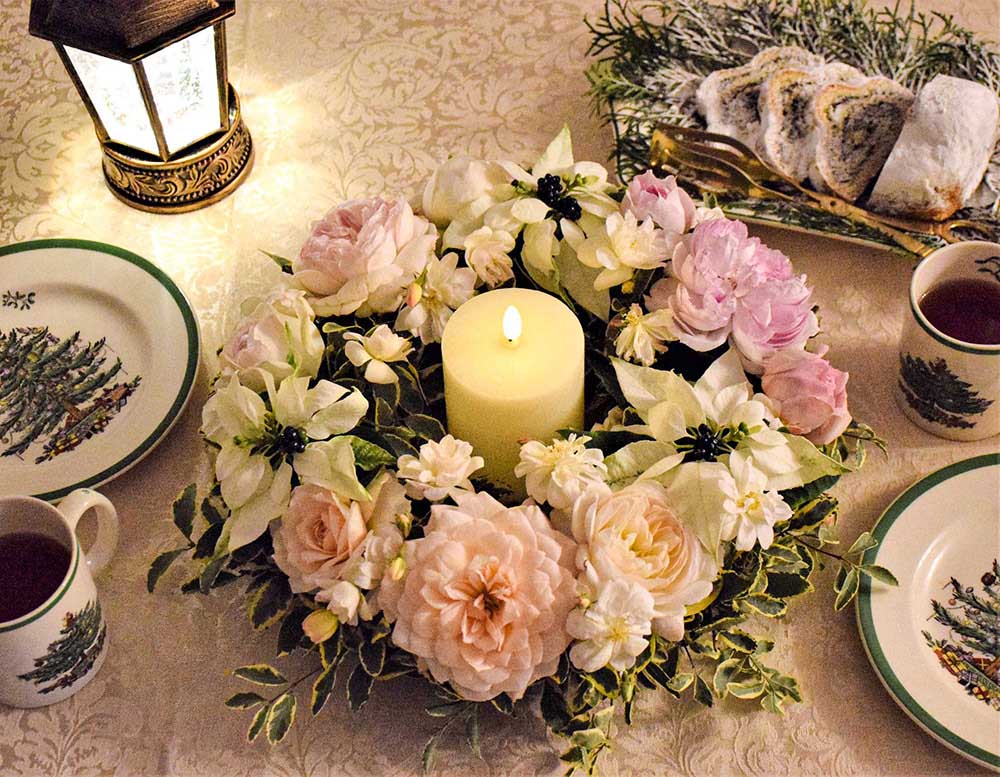 自宅で咲かせたバラで作る聖夜のテーブル飾り