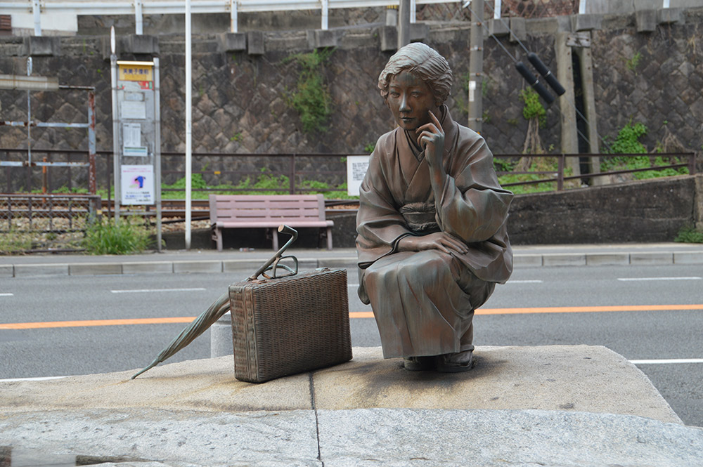 尾道本通り商店街入口にある林芙美子のブロンズ像