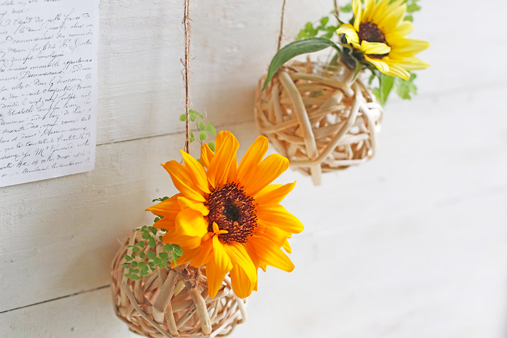 ヒマワリの季節到来！ 壁に掛けて楽しむミニアレンジ　プチプラ花コーデVol.94