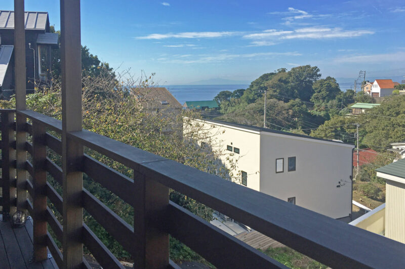 【住宅実例】リゾートが日常に！湘南の海をのぞむ広々バルコニーが素敵な地中海風住宅