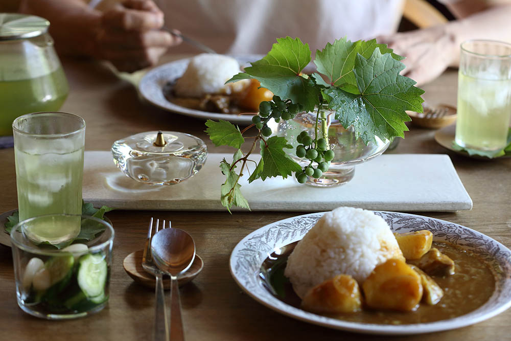 食卓のヤマブドウのアレンジ