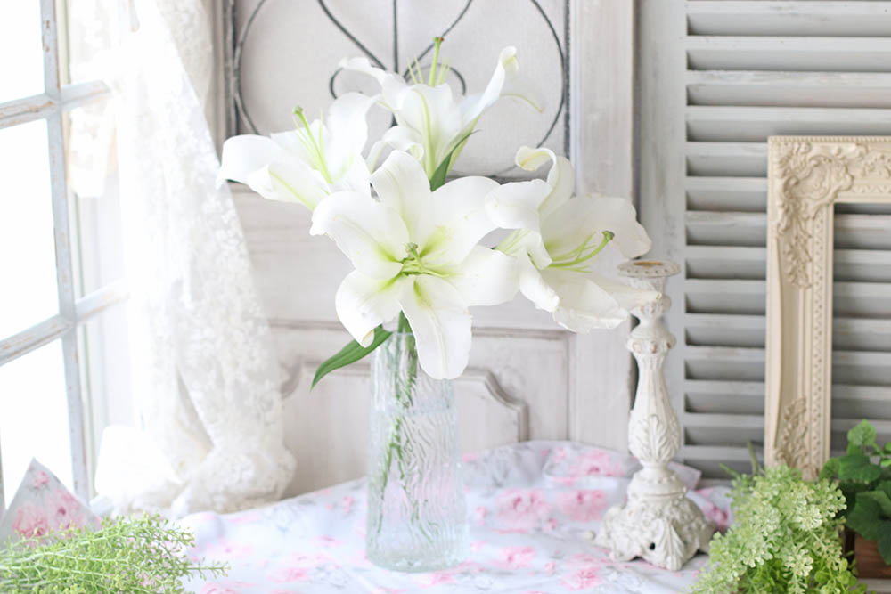 ガラス瓶のユリアレンジ
