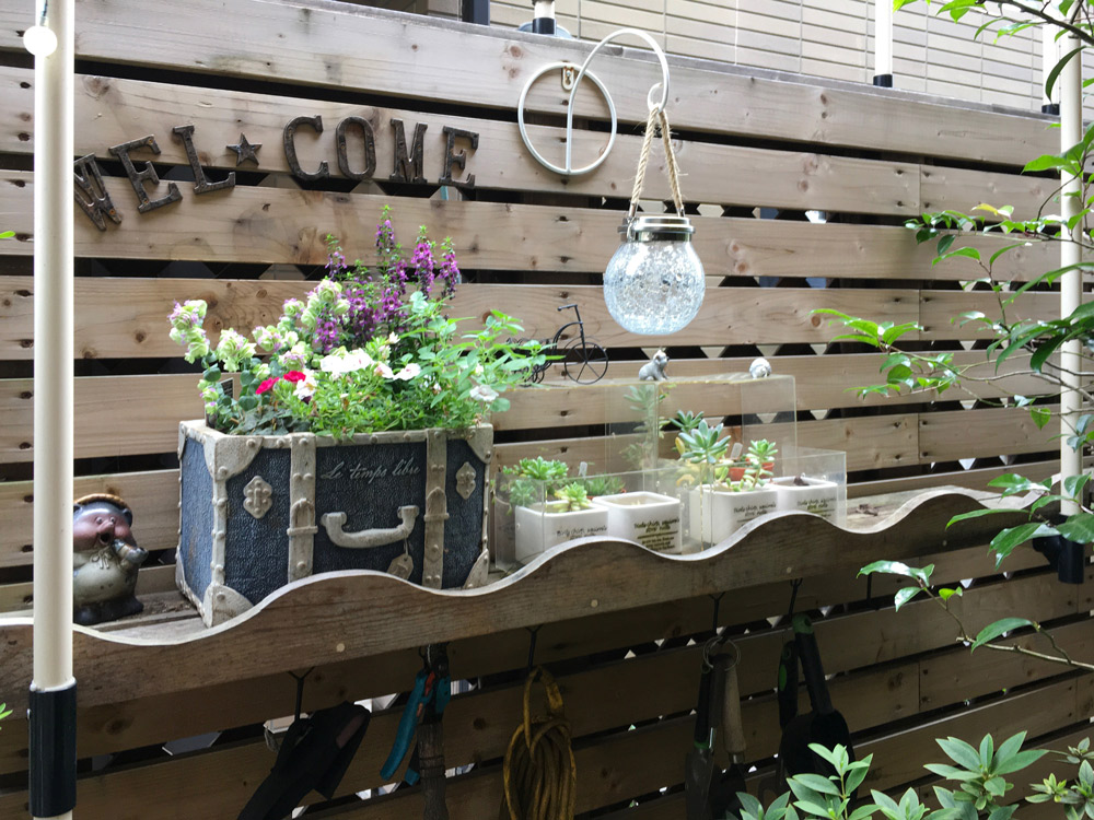 花鉢を飾るための飾り棚。花に似合う愛らしい雰囲気の一角。