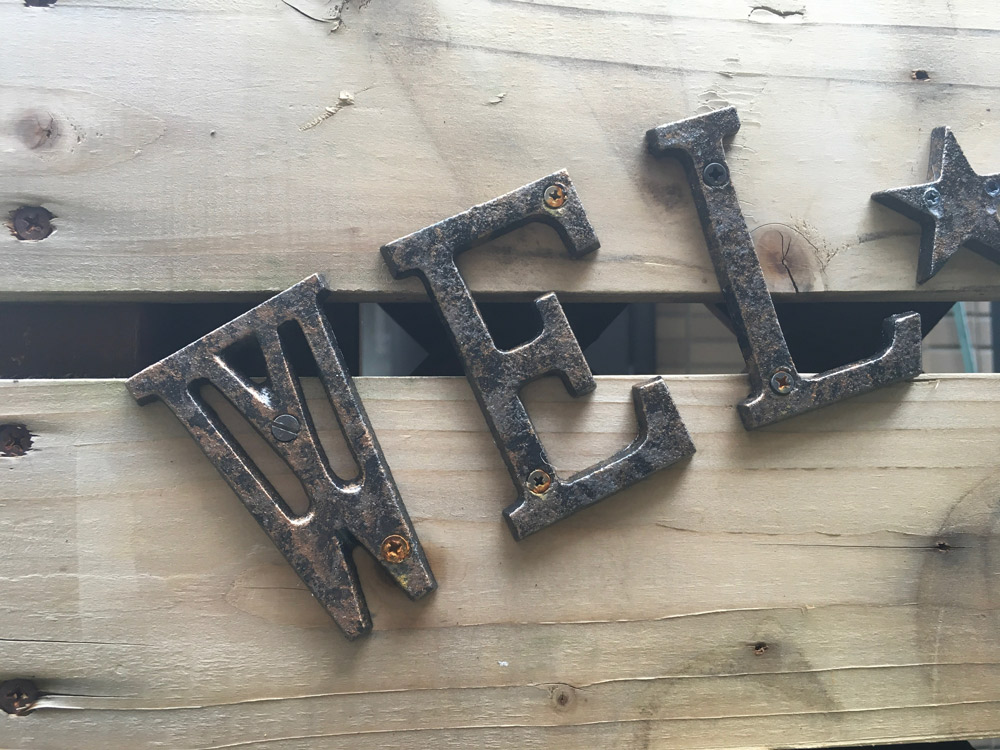 文字にはアイアンペイントを施しレトロ感を表現。