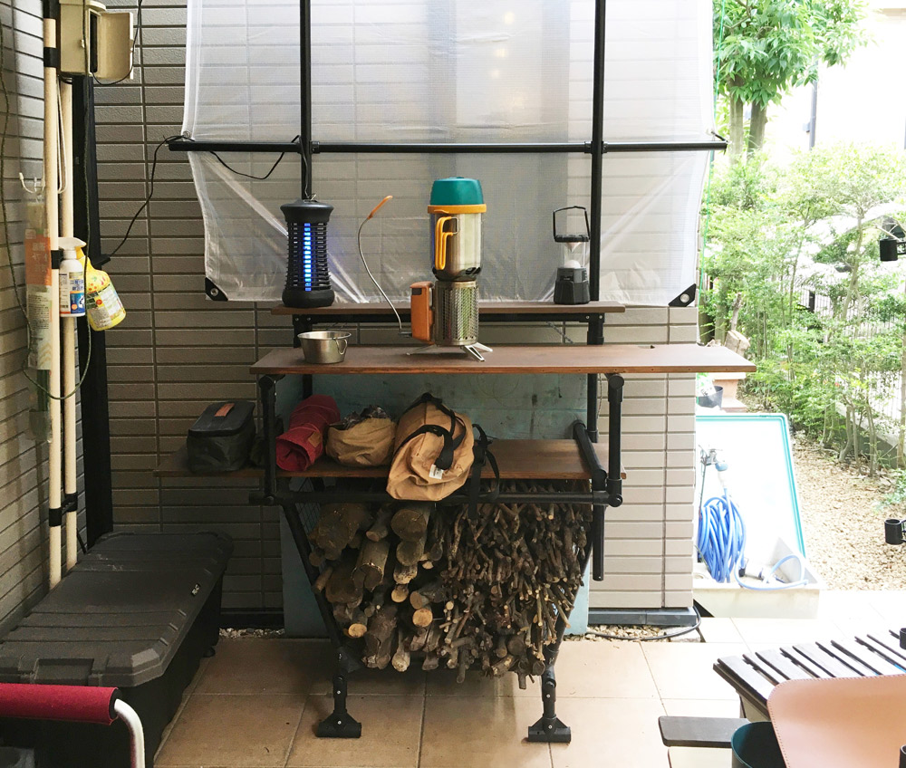 薪置き場の上にもテーブルを設置。