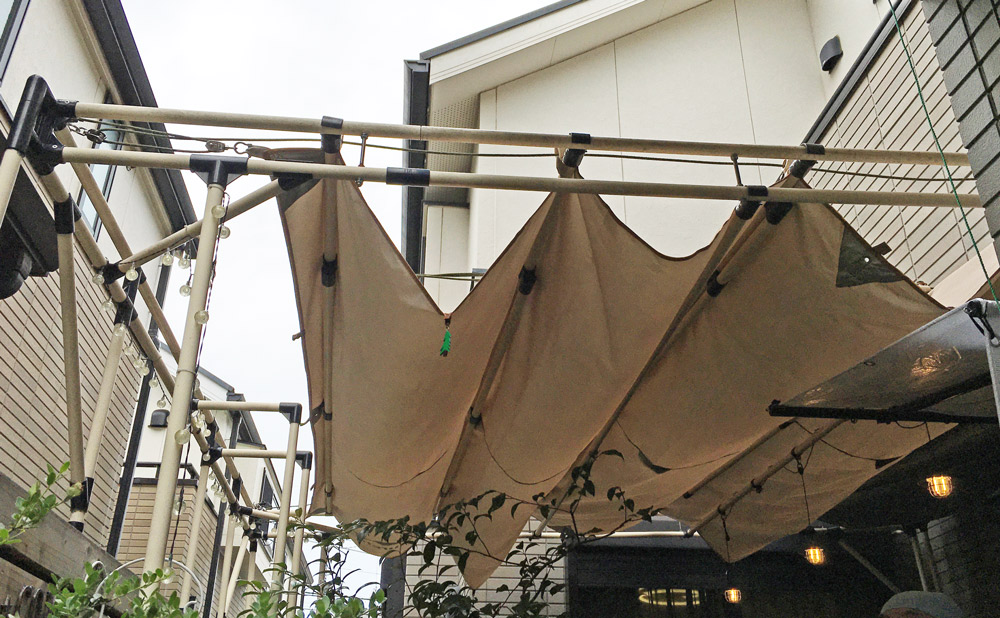 手動折り畳みのシェードもDIYで