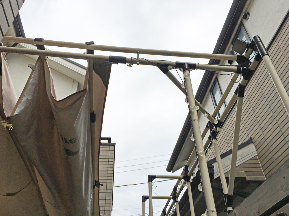 手動で開け閉めができるシェード。