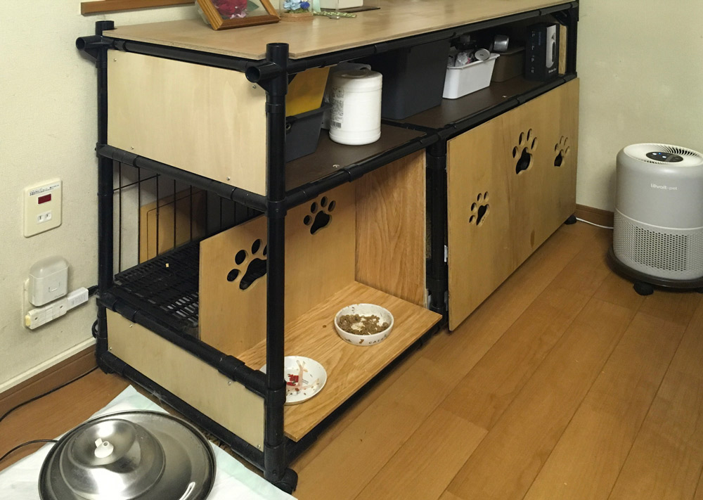 足跡マークが可愛い愛猫のトイレハウス。