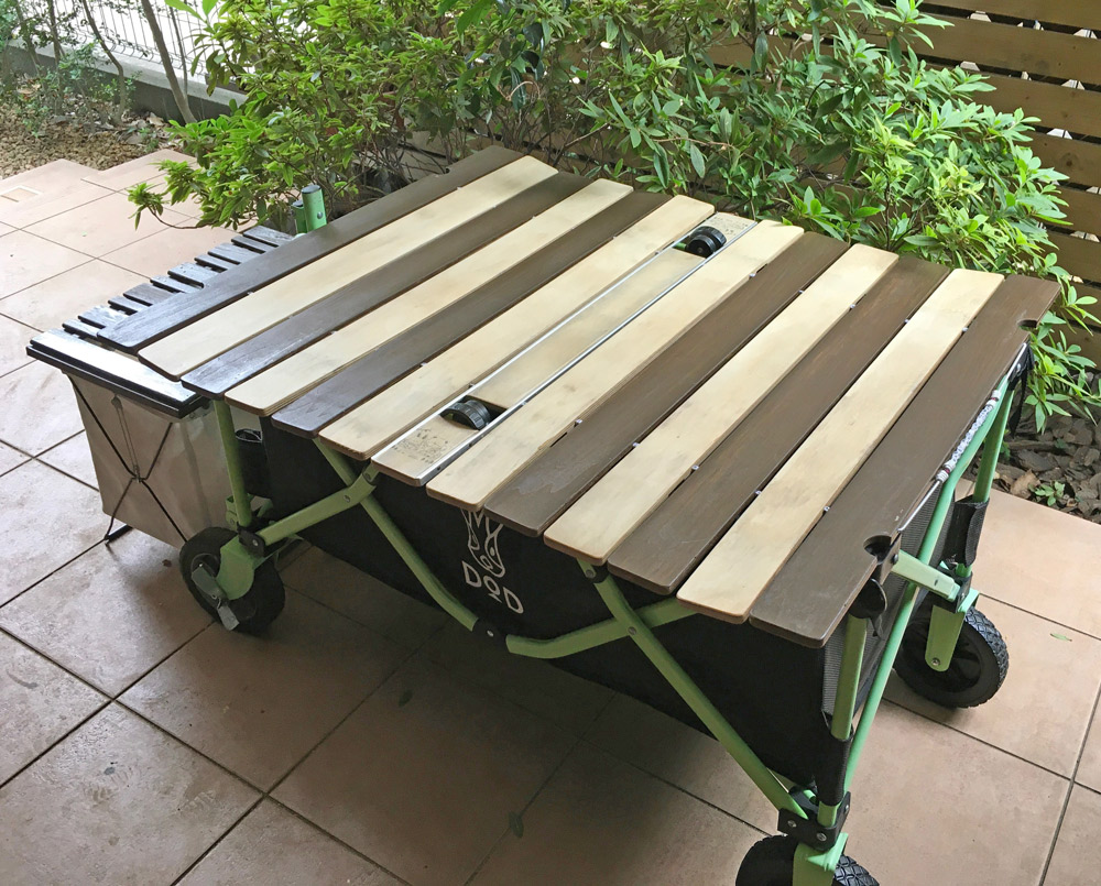 移動も簡単なキャスター付きDIYテーブル。