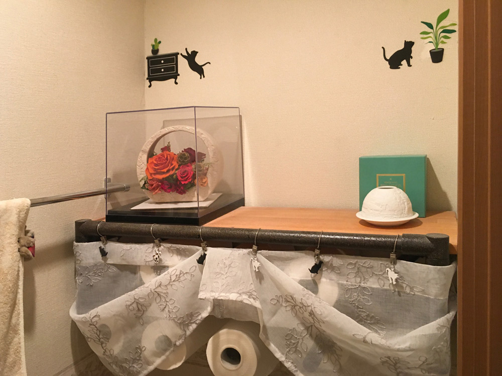 猫たちが遊ぶステッカーが可愛い。