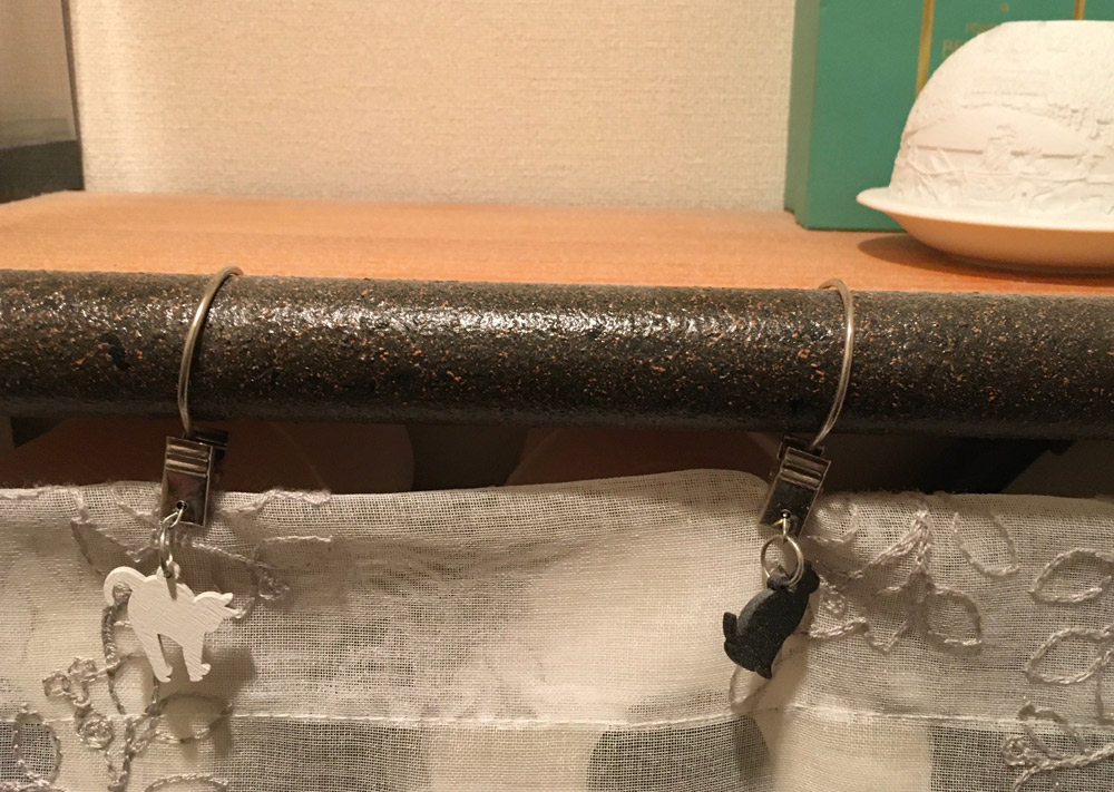 よく見ると、カーテンレールにも猫モチーフの飾りが。