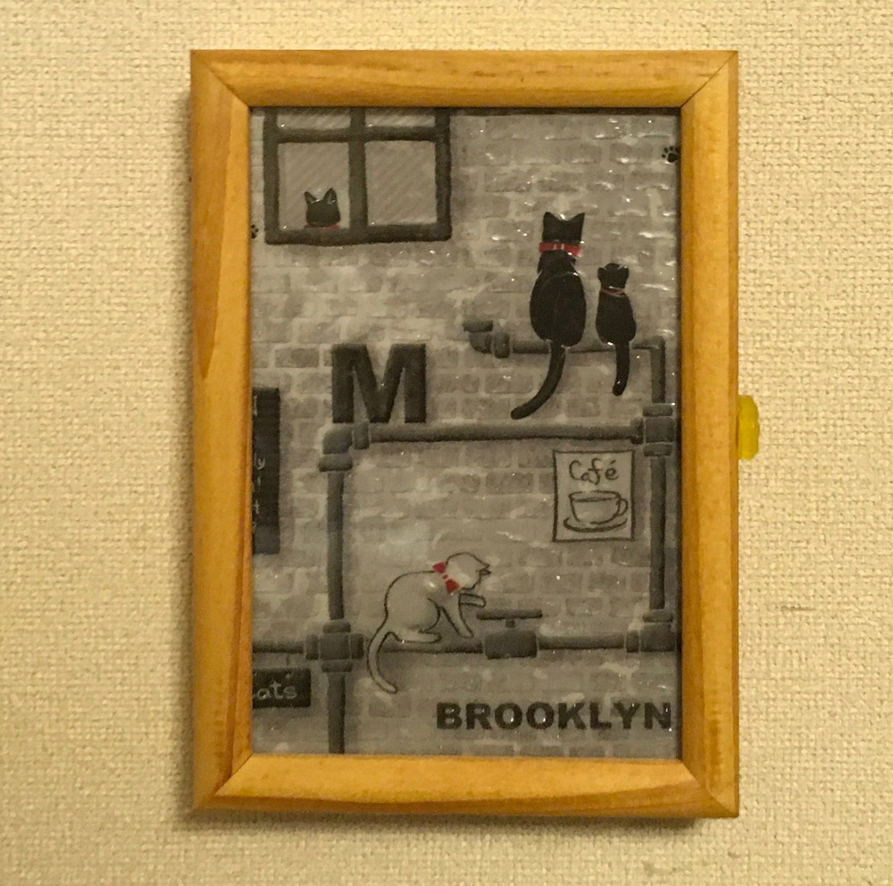 100円ショップの額縁２枚で作ったコンセントケース。なんと取手も100円ショップのレジンで作った肉球モチーフです。