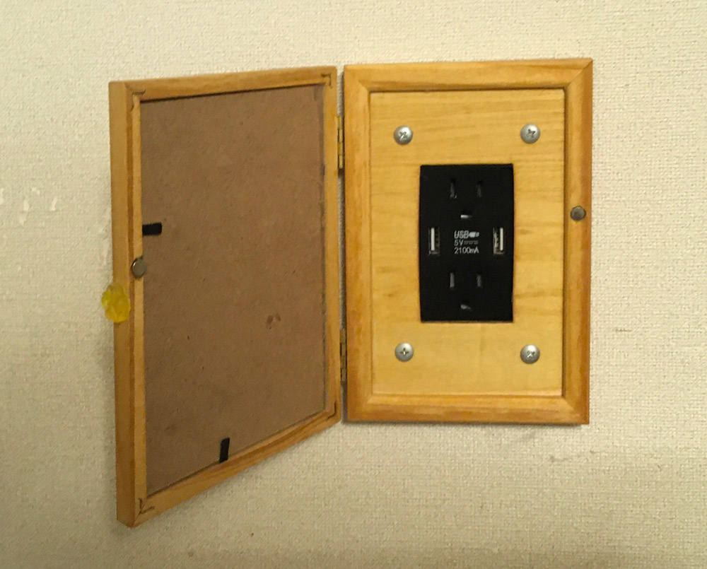 100円ショップの額縁２枚で作ったコンセントケース。なんと取手も100円ショップのレジンで作った肉球モチーフです。