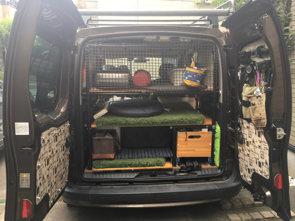 上部は愛猫のゲージ、下部は収納スペースに。