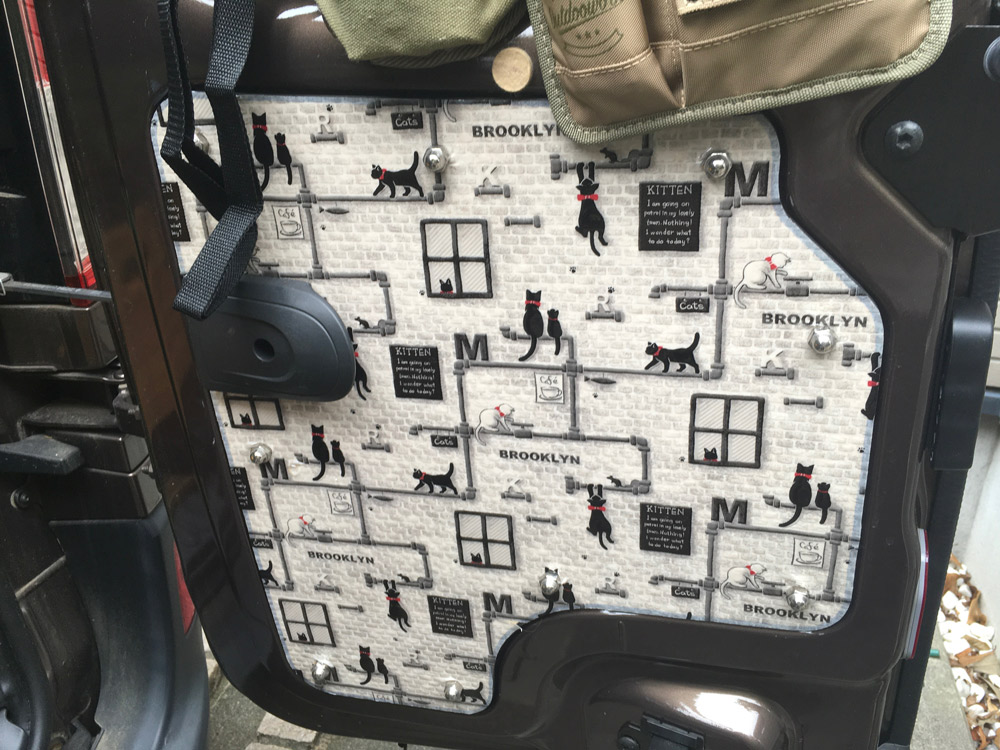 バックボードにも猫デザインのシートが。