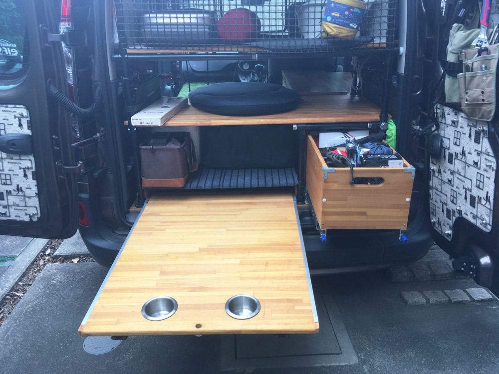 収納スペースに隠された引き出し式のテーブルとカップホルダー。補強支柱が付いているので、重量物もOK！