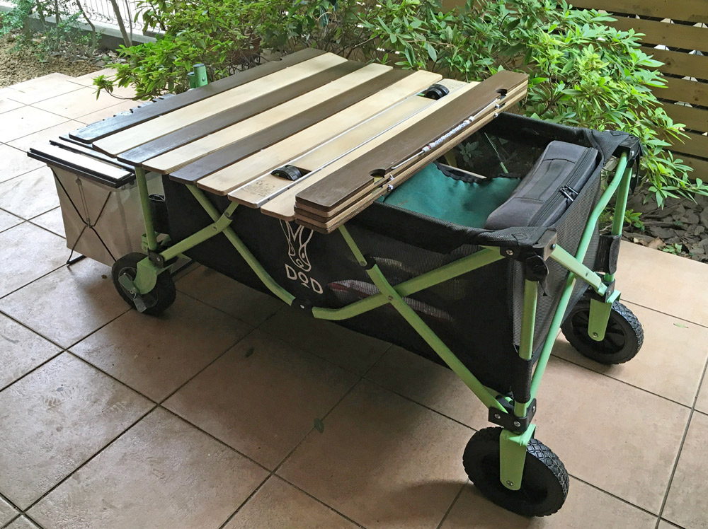 テーブルの天板をたたむと収納スペースが。