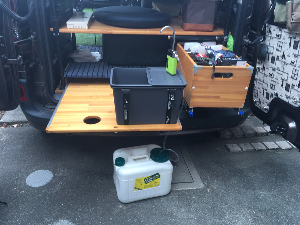 テーブルは流し台としても活用可能。