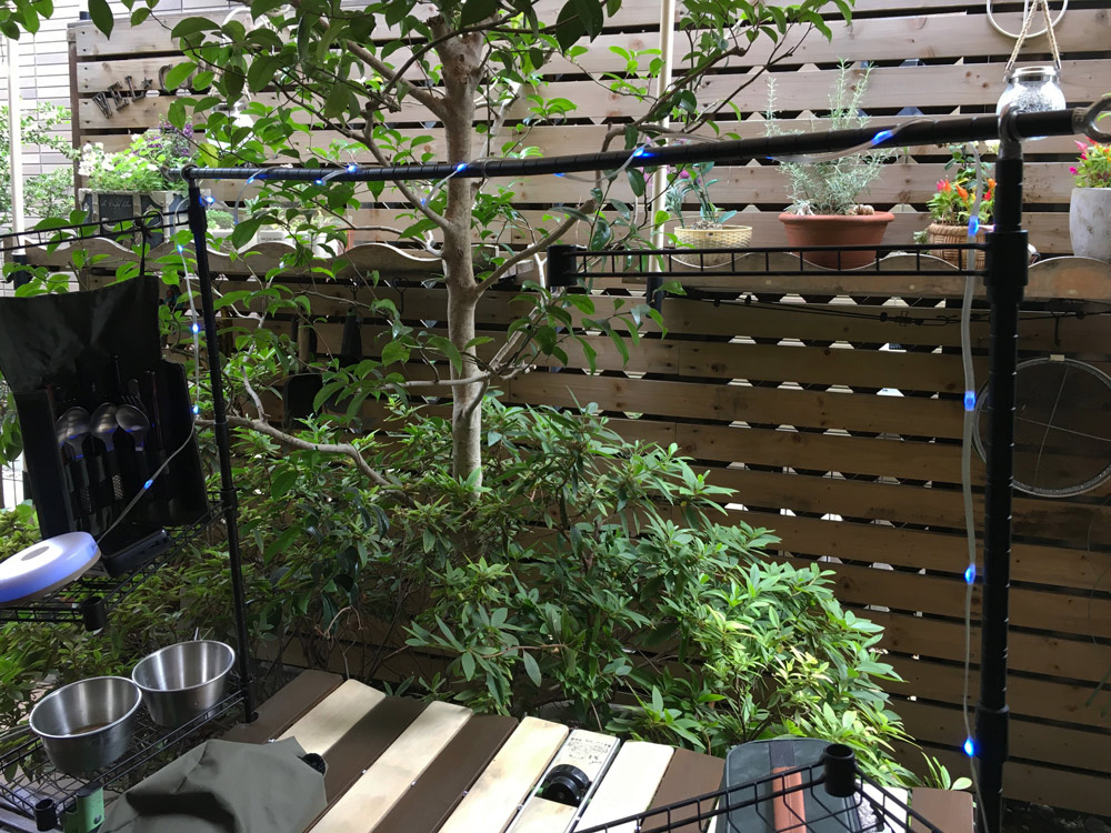 LEDテープをジョイントラックのフレームに巻いて夕食のグランピングを楽しむ。