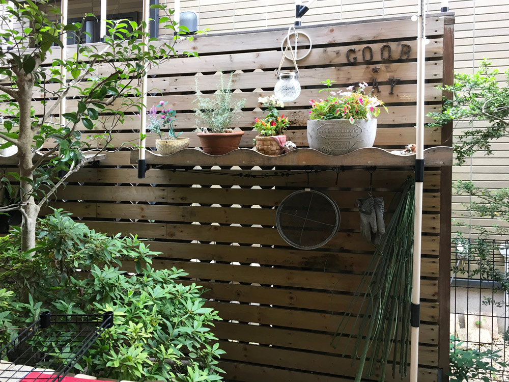 隣家側はラティスフェンスに。フェンスの一部には、隣家の給湯器からの熱を防ぐ断熱材が仕込まれている。