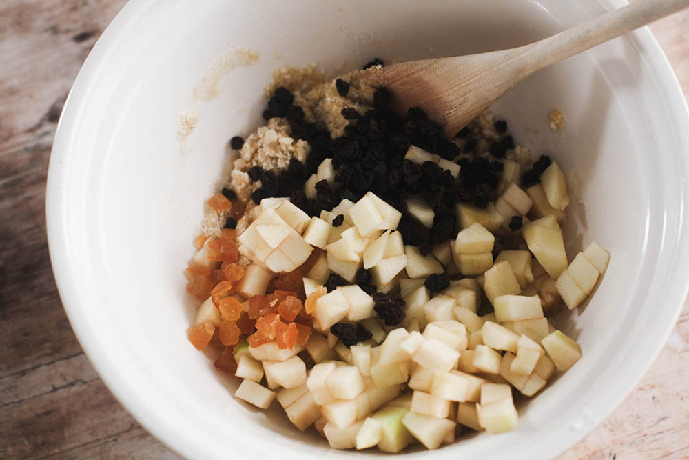 リンゴとドライフルーツを入れる