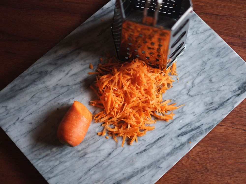 ニンジンをグレーターですりおろす