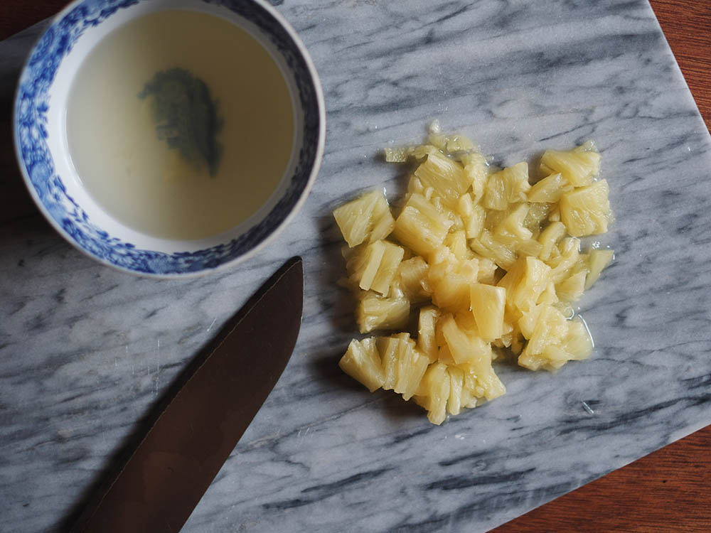 パイナップルを切る