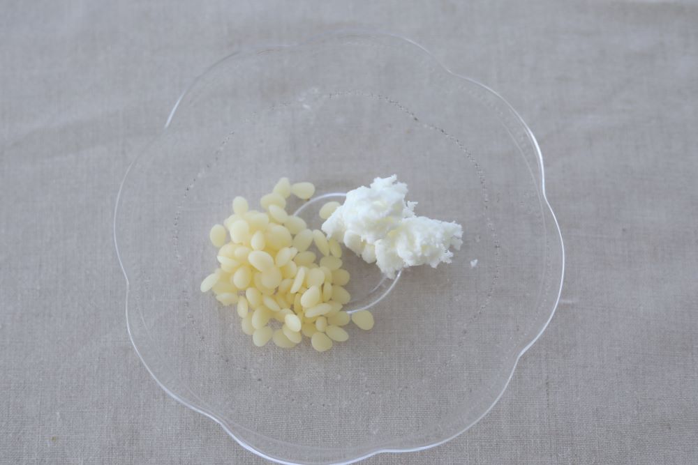 ミツロウとシアバター