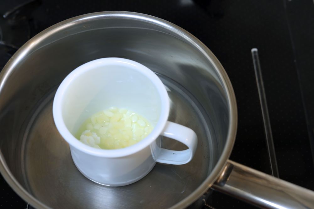 ミツロウとシアバターを溶かす